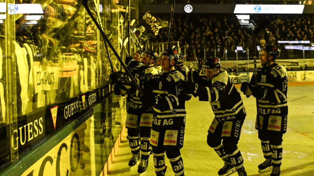 Der HC Lugano feiert den Derby-Heimsieg gegen Ambri-Piotta