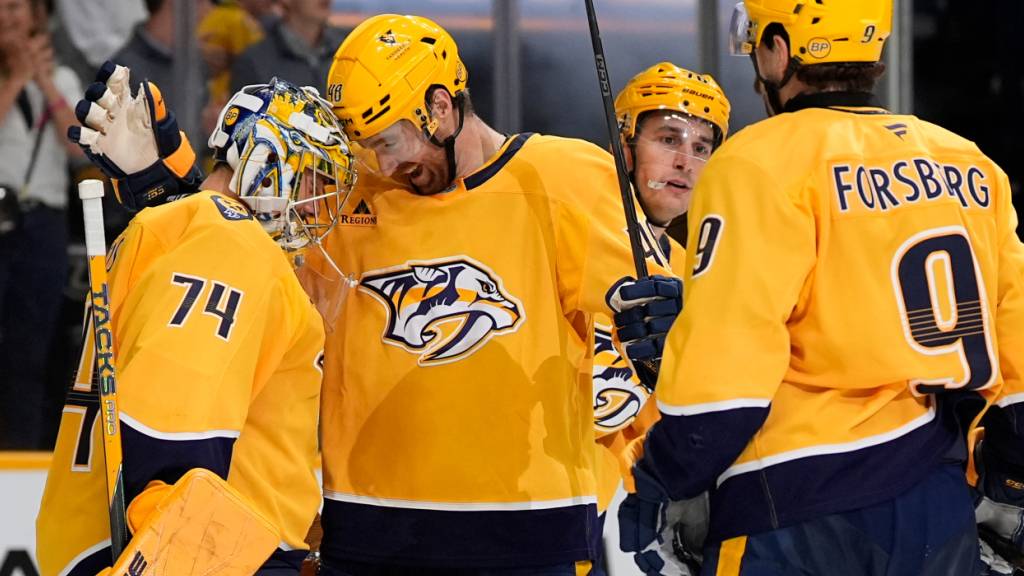 Die Nashville Predators im gelben Dress feiern im zweiten Spiel der Saison ihren ersten Sieg