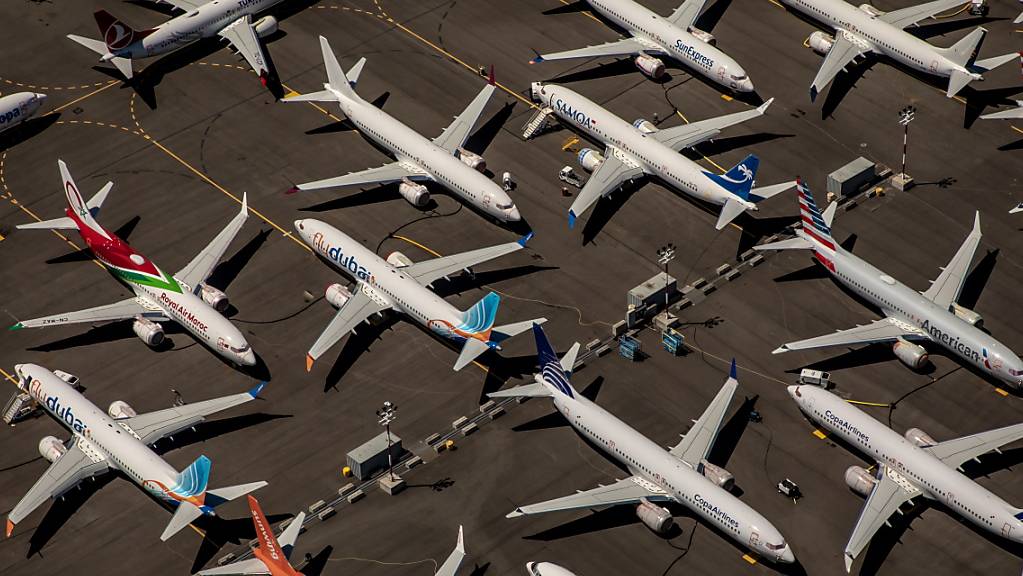Nachdem zwei Flugzeuge des Typs Boeing 737 Max abgestürzt waren, blieben die Flieger aus Sicherheitsgründen am Boden. Ein ehemaliger Testpilot des US-Flugzeugbauers Boeing ist nun offiziell der Täuschung beschuldigt worden. (Archivbild)