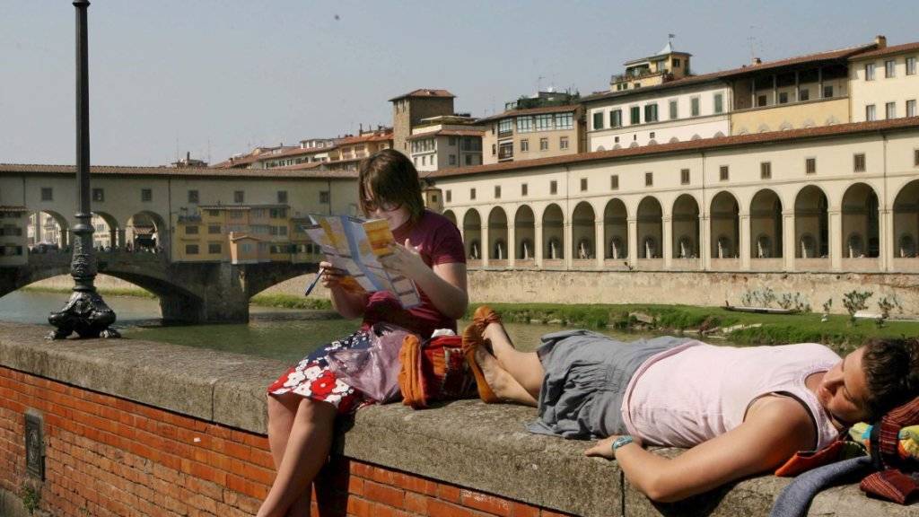 Wehe, wenn sie etwas essen: Florenz sagt Touristen, die auf Trottoirs essen und damit Geld sparen, den Kampf an. (Archivbild)