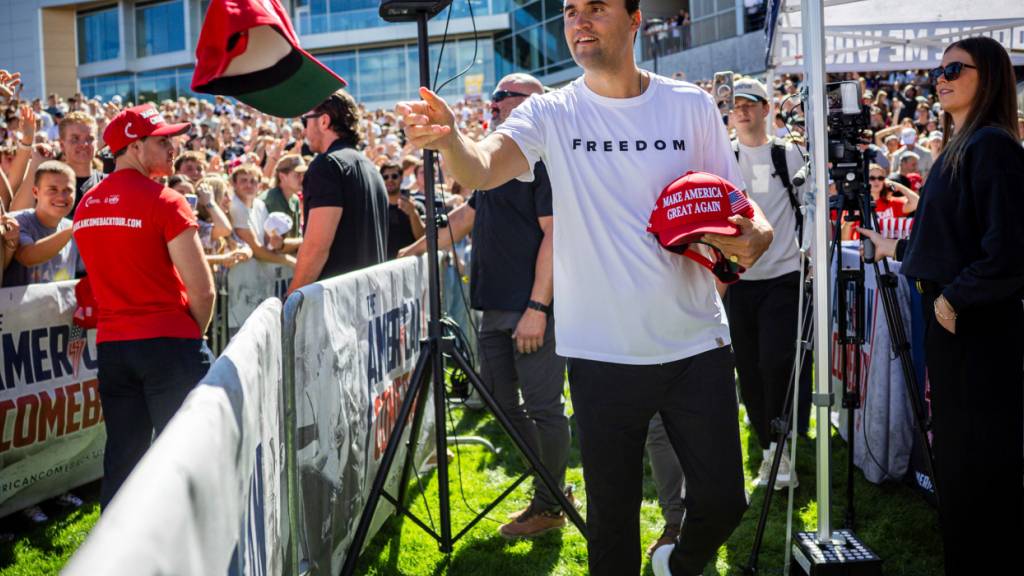 dpatopbilder - Charlie Kirk verteilt vor seiner Rede an der Utah Valley University Mützen. Foto: Tess Crowley/The Deseret News/AP/dpa