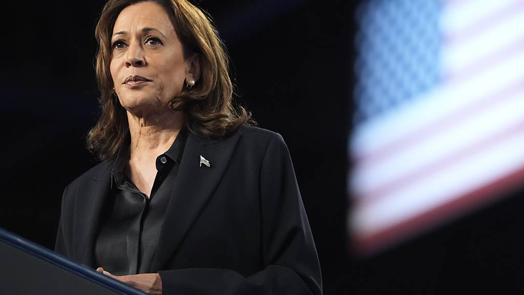 ARCHIV - Die demokratische US-Präsidentschaftskandidatin Kamala Harris ist erneut auf dem Cover der «Vogue». Foto: Mark Schiefelbein/AP/dpa