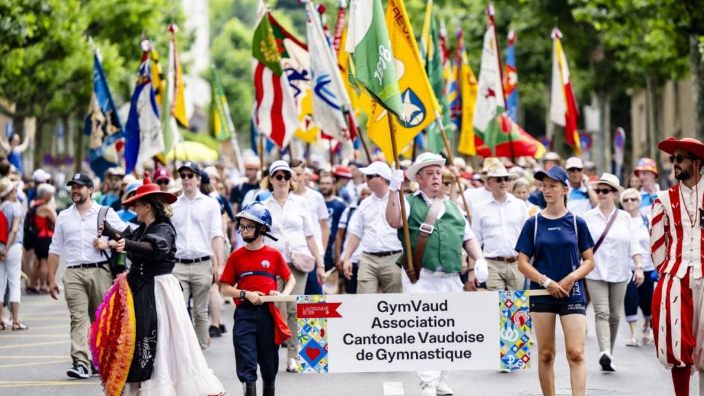 Junge und ältere Mitglieder des Waadtländer Turnverbands am Umzug vom Samstag durch Lausanne.
