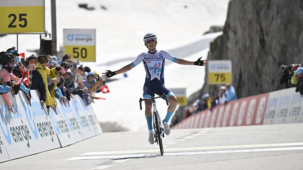 Der Norweger Torstein Träen triumphiert auf dem Gotthardpass