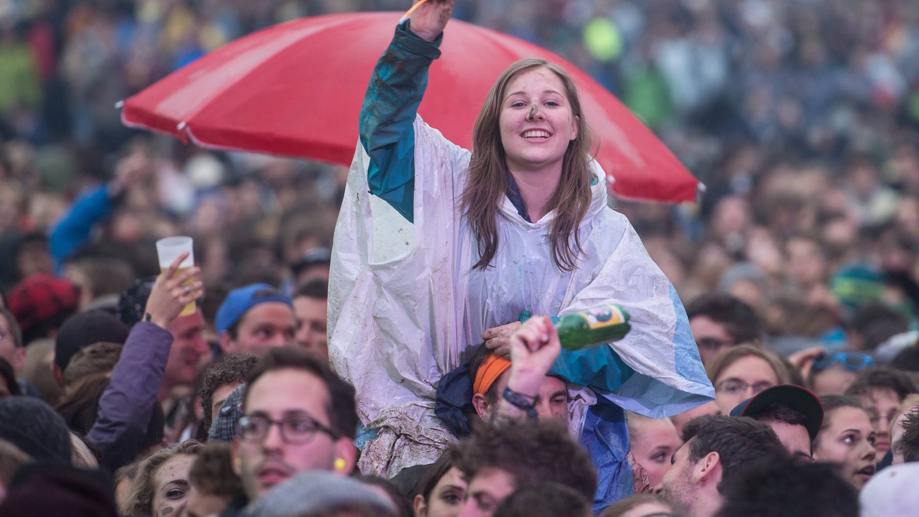 Fans am Openair St.Gallen 2013 trotzten dem Schlamm mit guter Stimmung.