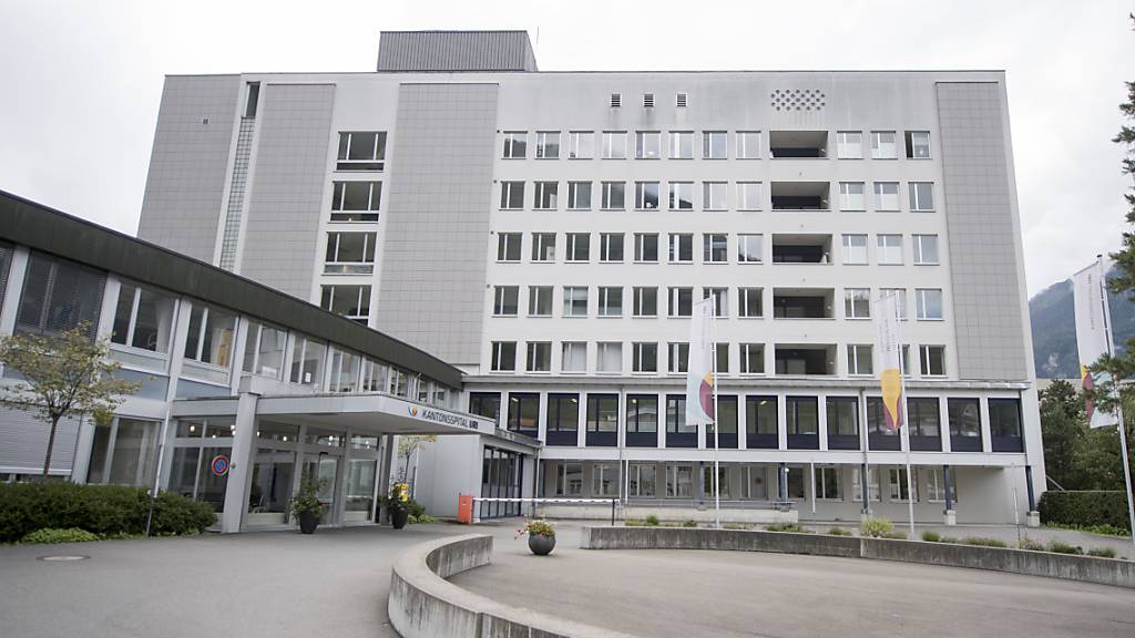 Urner Gesundheitseinrichtungen wie das Kantonsspital sind in den nächsten Wochen auf die Hilfe von Freiwilligen angewiesen (Archivbild).