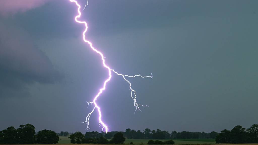 Mehrere Kantone haben am Samstagnachmittag vor starken Gewittern mit viel Regen, Hagel und Windböen gewarnt. (Themenbild)