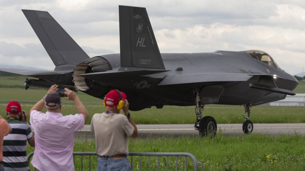 Kommt der Vogel zum Fliegen? Gegner des US-Kampfjets F-35 sammeln bereits Unterschriften für eine Volksinitiative. Am Freitag lieferte das VBS exaktere Zahlen zu den Kosten der Beschaffung. (Archivbild)