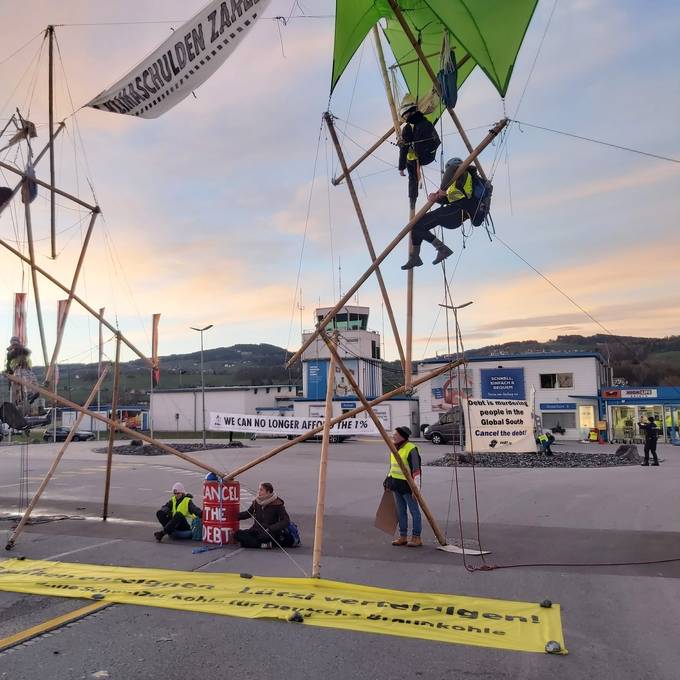 Klimaaktivisten blockieren Flughafen Altenrhein und versperren WEF-Zufahrt