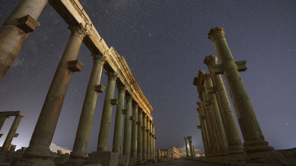 ARCHIV - Die Ruinen der antiken Stadt Palmyra unter einem sternenübersäten Himmel in den späten Abendstunden. Foto: Ghaith Alsayed/AP/dpa (Archivbild)