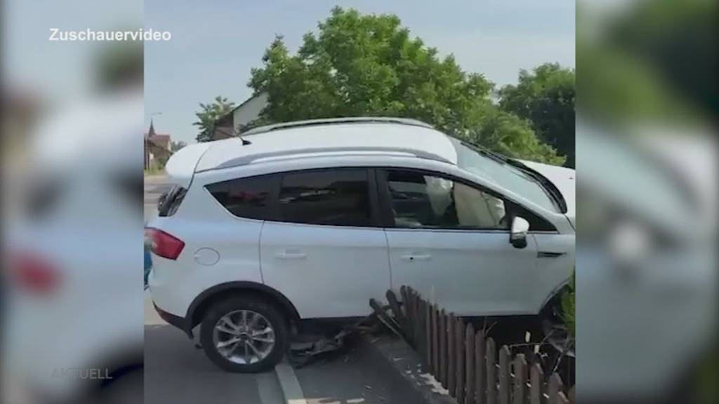 Kurioser Unfall: In Holderbank landet ein Autofahrer wegen einem Niesanfall in einem Garten