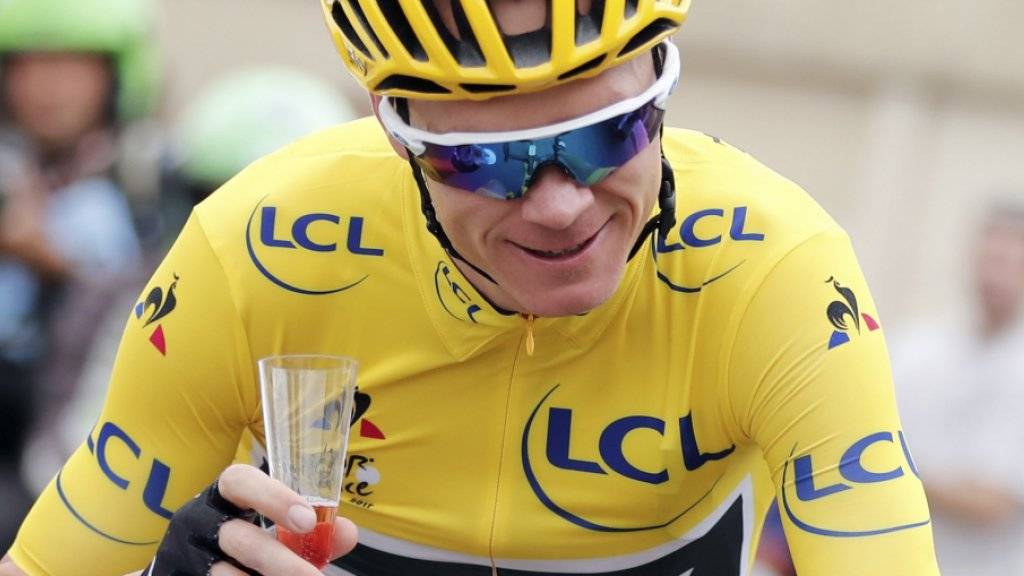 Chris Froome genehmigt sich in der letzten Etappe der Tour de France einen Schluck Champagner. Der Brite gewann zum vierten Mal das wichtigste Radrennen der Welt