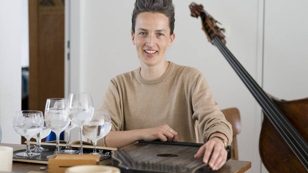 Die Künstlerin Anna Trauffer arbeitet in den Bereichen Musiktheater, Improvisation und Performance. Sie lebt in Zürich.