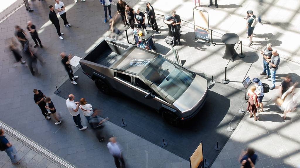 Ein Tesla-Cybertruck ausgestellt in einem Einkaufszentrum in Berlin. (Archivbild)