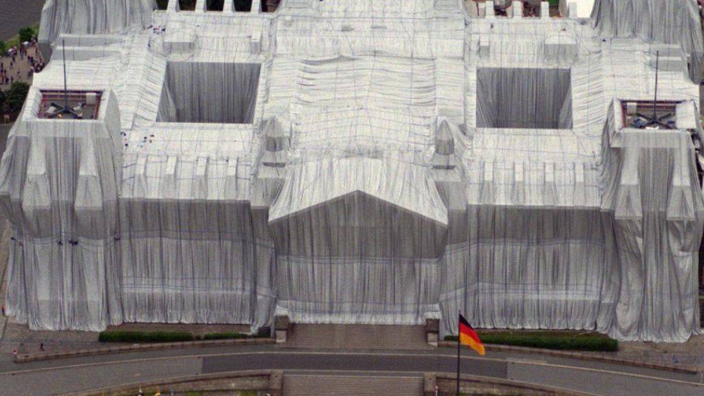Im Juni 1995 verhüllte Christo und seine Frau Jeanne-Claude (1935-2009) den Reichstag in Berlin (Archiv)