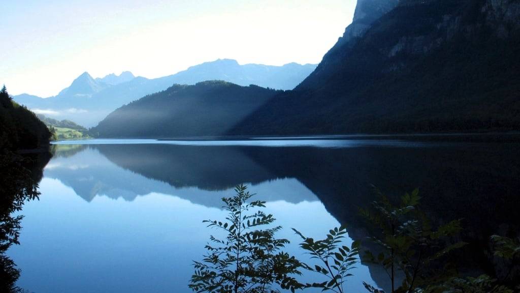 Der Klöntalersee im Kanton Glarus zieht so viele Besuchende an, dass er künftig an drei Sonntagen pro Jahr vom motorisierten Verkehr befreit werden soll. (Archivbild)