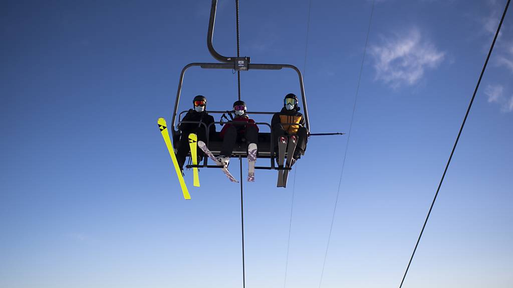Die Bündner Skigebiete sind über die Festtage geöffnet. Neu beurteilen will die Kantonsregierung die Situation am 29. Dezember 2020.