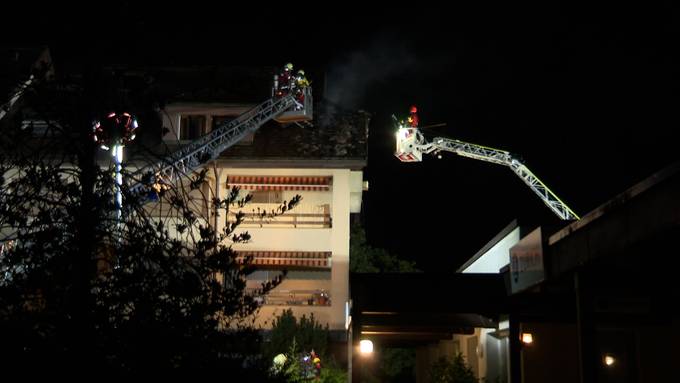 Grill fängt Feuer und zündet Dach von Mehrfamilienhaus an