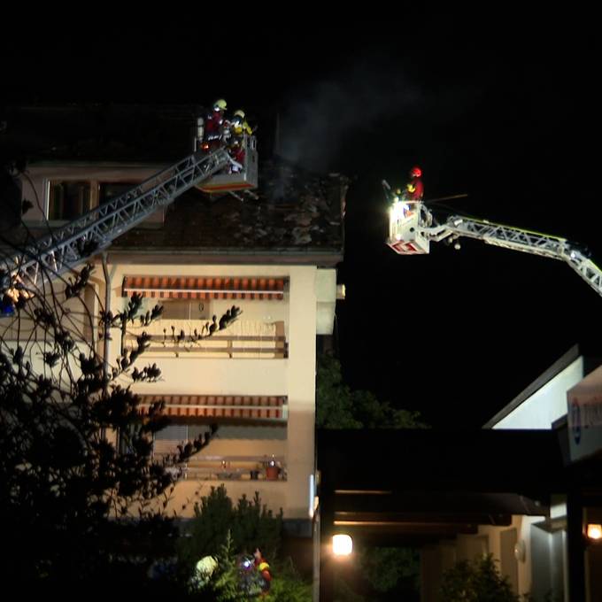 Grill fängt Feuer und zündet Dach von Mehrfamilienhaus an