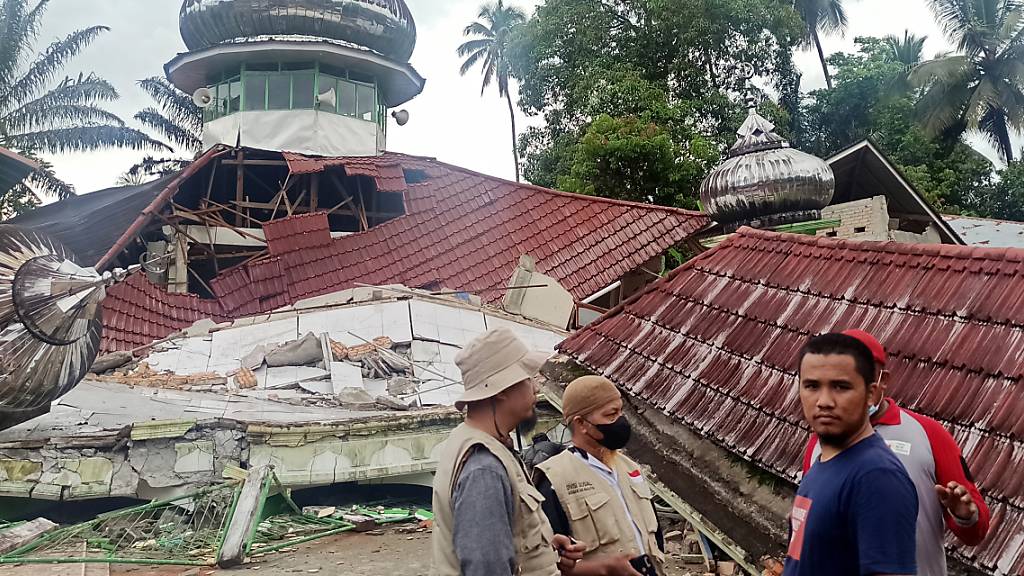 Ein schweres Erdbeben der Stärke 6,2 hat die indonesische Insel Sumatra erschüttert. Es gibt Tote und Verletzte. Foto: Marsulai/AP/dpa