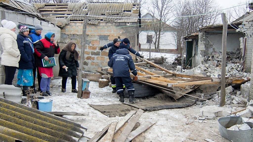 Aufräumarbeiten nach Beschuss: In der Ostukraine sieht es im Moment nach Einschätzung der OSZE nicht nach Frieden aus. (Archivbild)