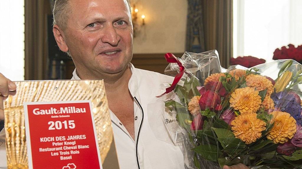 Spitzenkoch Peter Knogl, hier mit seiner Auszeichnung zum Gault-Millau Koch des Jahres 2015, ist gut im Job: Zu Hause will er von seinen Kochlöffeln allerdings nichts wissen (Archiv)