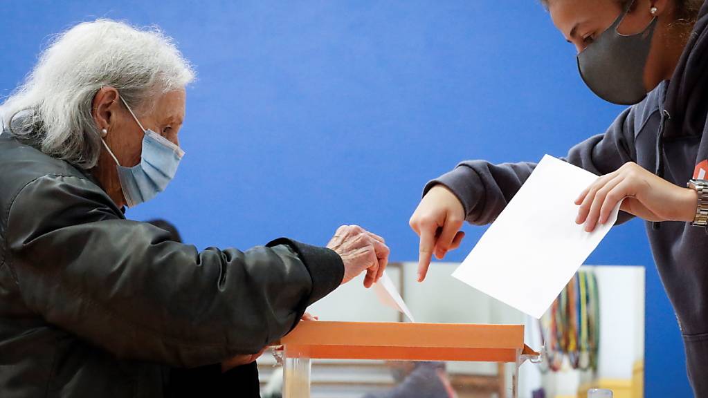 Trotz der Coronavirus-Krise wurden am Sonntag in Spanien zwei Regionalwahlen durchgeführt - es kam aber kaum zu Überraschungen bei den Wahlresultaten.