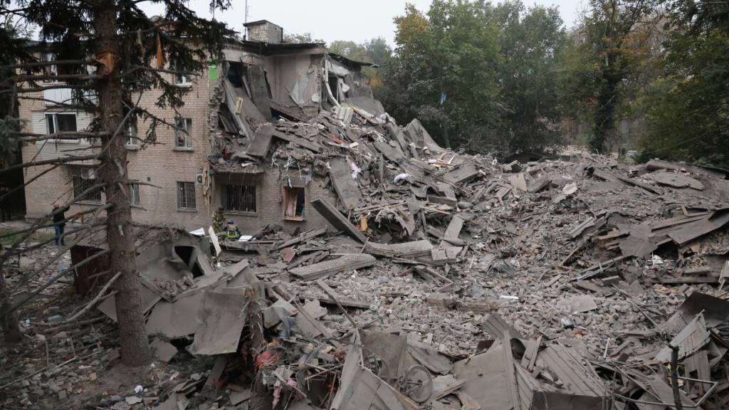 Ein Wohnhaus ist nach einem russischen Luftangriff in Saporischschja zerstört. Foto: Kateryna Klochko/AP/dpa