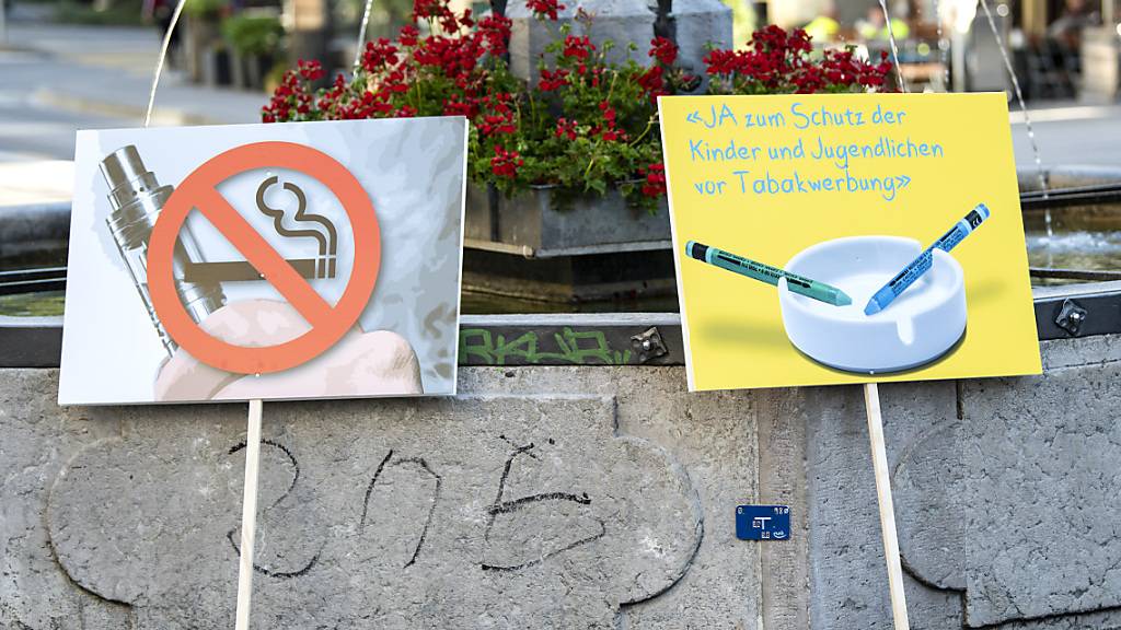 Damit Kinder und Jugendliche gar nicht erst mit dem Rauchen beginnen, sollen sie auch nicht mit Tabakwerbung angesprochen werden. Ein überparteiliches Komitee hat am Dienstag in Bern seine Argumente für ein Ja zur Tabakwerbeverbotsinitiative dargelegt.