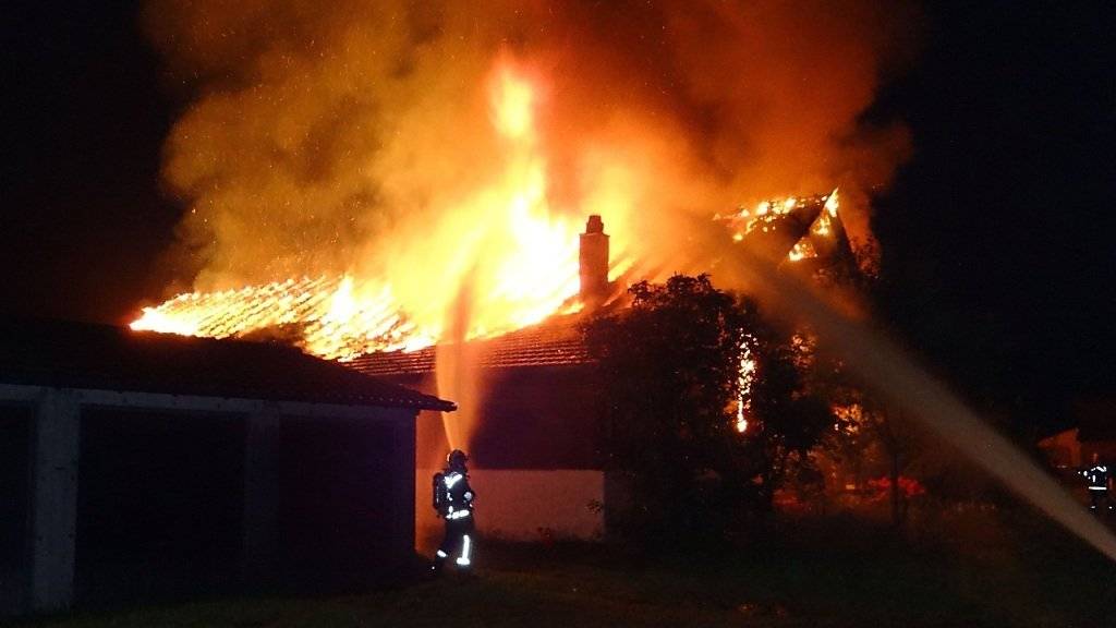 Das Bauernhaus wurde durch die Flammen zerstört.