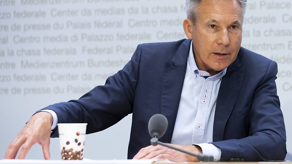Der frühere Berner SVP-Nationalrat Adrian Amstutz kritisiert vor den Medien die Umsetzung der vor 10 Jahren von Volk und Ständen angenommenen Ausschaffungsinitiative.