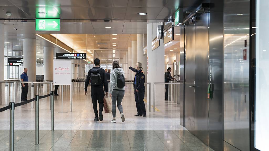 Reisende am Flughafen Zürich: Die grösste Rückholaktion der Schweizer Geschichte ist bald abgeschlossen (Symbolbild)