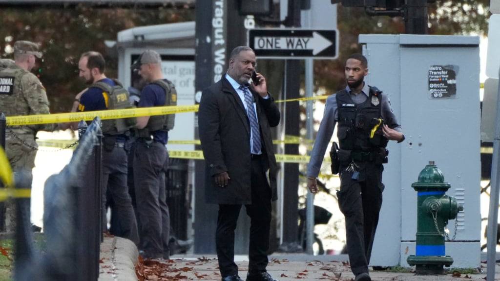 Einsatzkräfte versammeln sich in der Nähe des Ortes, an dem Mitglieder der Nationalgarde in der Nähe des Weißen Hauses von Schüssen getroffen wurden. Foto: Mark Schiefelbein/AP/dpa