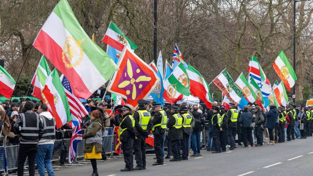 Regimekritische Demonstranten demonstrieren vor der iranischen Botschaft in London. Foto: Tayfun Salci/ZUMA Press Wire/dpa