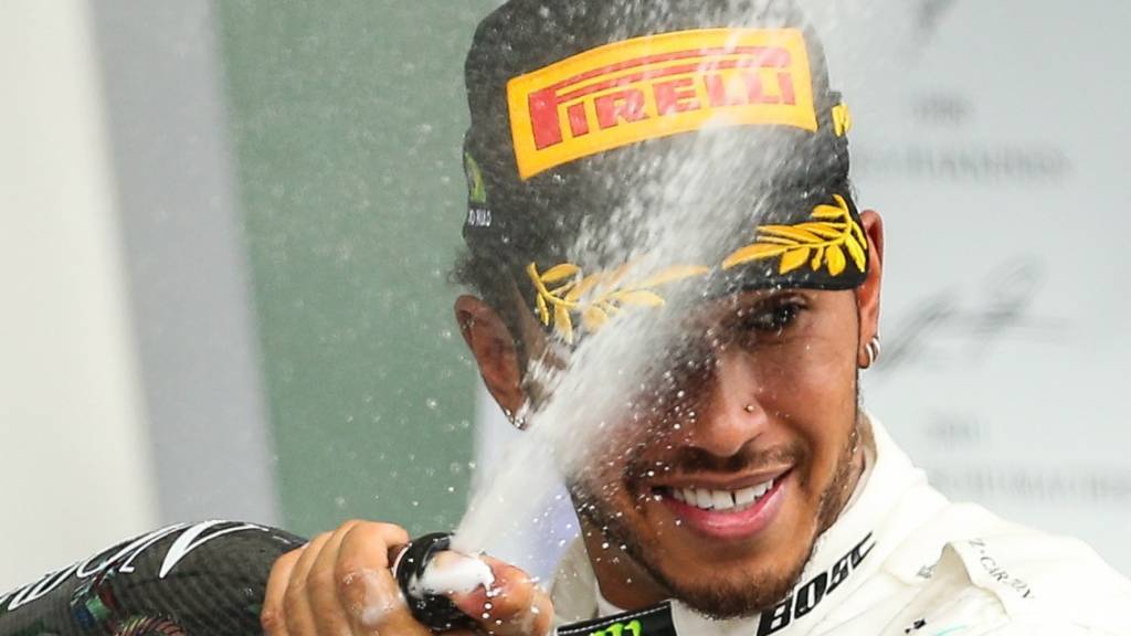 Lewis Hamilton im Champagner-Rausch: Der Formel-1-Fahrer wurde zum dritten Mal zu Europas Sportler des Jahres gewählt