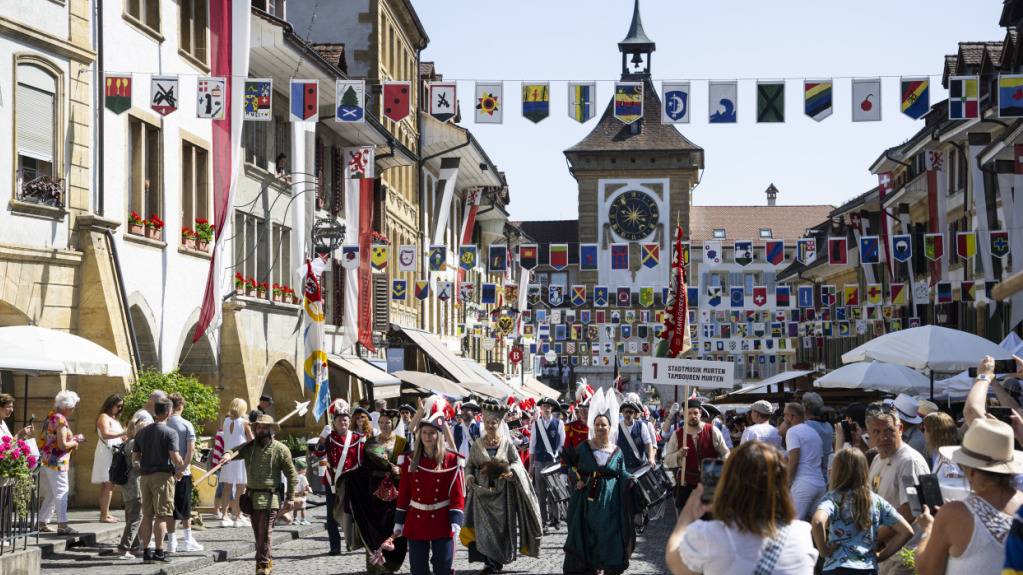 Umzug durch die Altstadt bei der Gedenkfeier 550 Jahre Schlacht bei Murten.