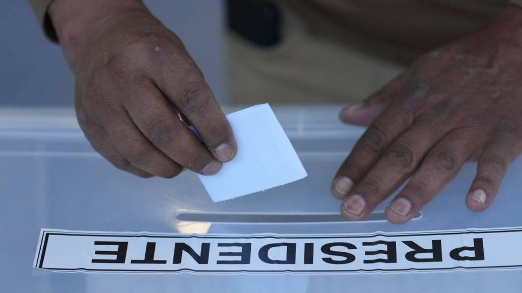 Eine Person gibt während der Parlamentswahlen in Chile ihre Stimme ab. Foto: Natacha Pisarenko/AP/dpa