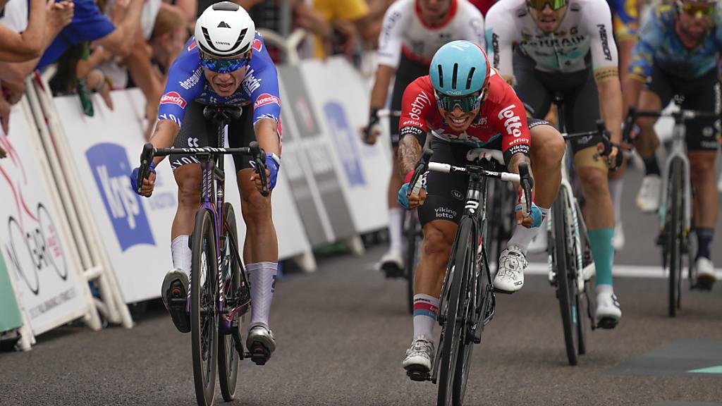 Jasper Philipsen (links) wuchtet das Rad  in Nogaro knapp vor Caleb Ewan über die Ziellinie