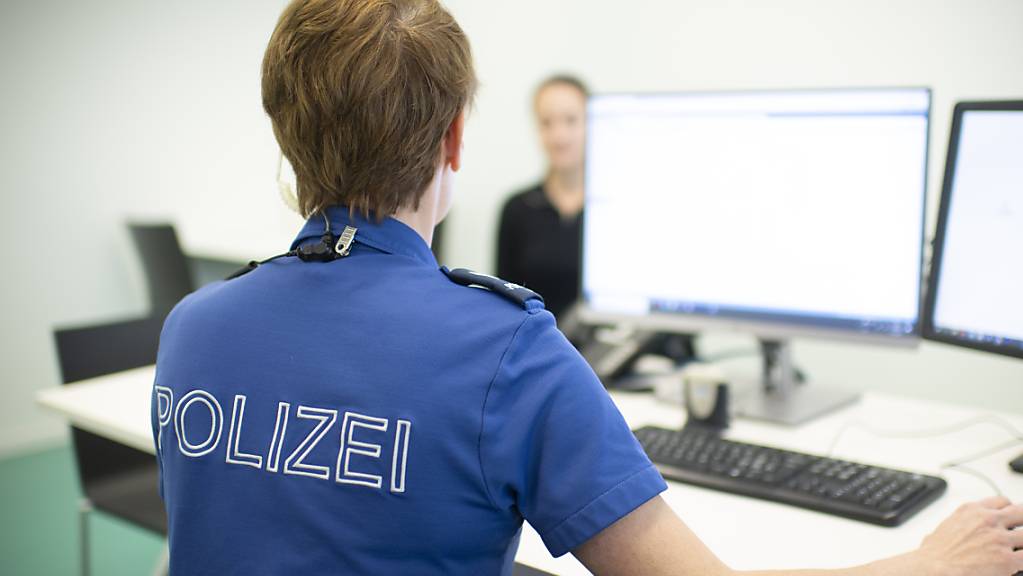 Die St.Galler Kantonsregierung will der Polizei mehr Möglichkeiten bei der präventiven Verbrechensbekämpfung geben. (Archivbild)