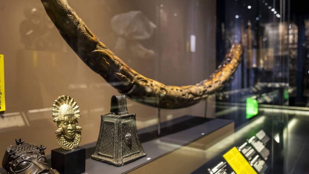Eine Auswahl von Benin-Objekte aus Schweizer Museen, die an Nigeria restituiert wurden.