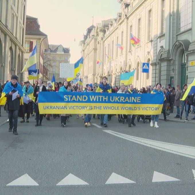 Tausende fordern an Umzug durch Bern Frieden für die Ukraine
