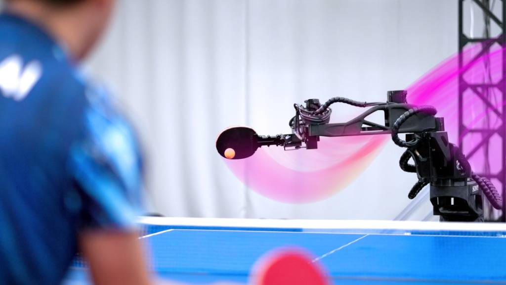 Der neue Roboter «Ace» spielt gegen den japanischen Tischtennisspieler Yamato Kawamata.