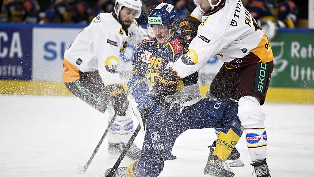 Die Genfer Josh Jooris (links) und Valtteri Filppula nehmen den Davoser Chris Egli in die Zange