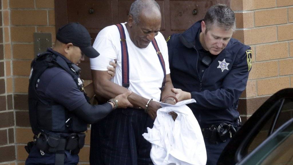 Der einstige US-Fernsehstar Bill Cosby hat seine Haftstrafe wegen sexuellen Missbrauchs angetreten.