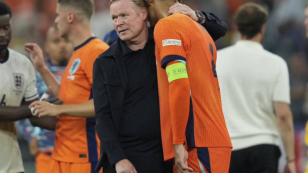 Der niederländische Trainer Ronald Koeman tröstet Captain Virgil van Dijk nach dem verlorenen Halbfinal gegen England