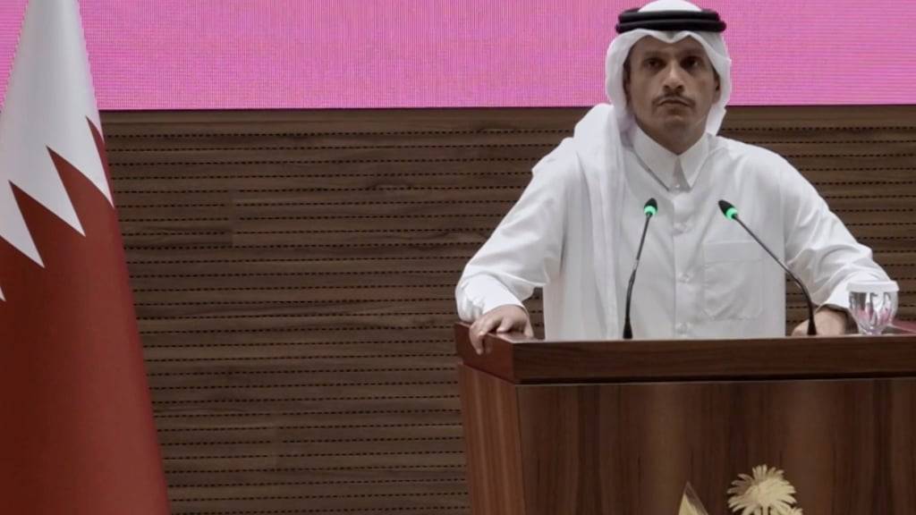 In diesem Videostandbild spricht der katarische MInisterpräsident und Außenminister Scheich Mohammed bin Abdulrahman bin Jassim Al Thani vor der Presse. Foto: Uncredited/AP/dpa