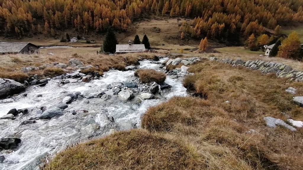 Der Wildbach Ova dal Munt im Fextal wird aufgestaut, um zu verhindern, dass Murgänge den Weiler Curtins erreichen und beschädigen.