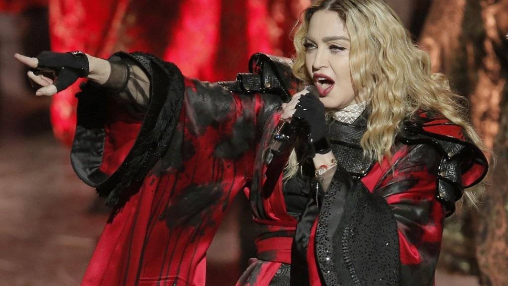 Zumindest das Kostüm erinnert in seinen Farben schon ein bisschen an den Teufel: Madonna während eines Auftritts in China (Archiv)
