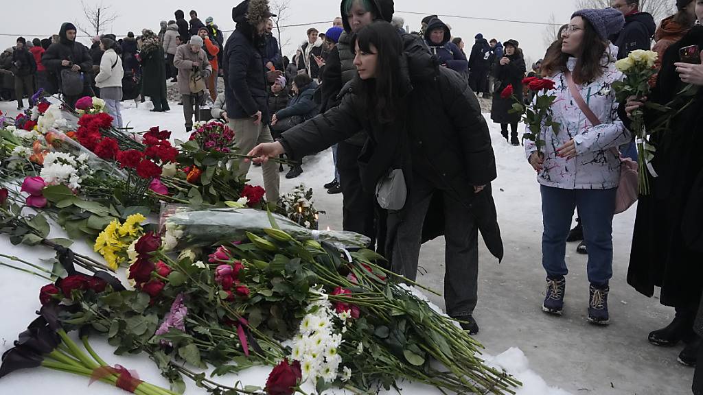 Menschen legen am Freitag Blumen nieder, um dem russischen Oppositionellen Nawalny die letzte Ehre zu erweisen. Foto: Uncredited/AP/dpa