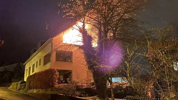 Balkon eines Mehrfamilienhauses gerät in Brand – Bewohnende evakuiert